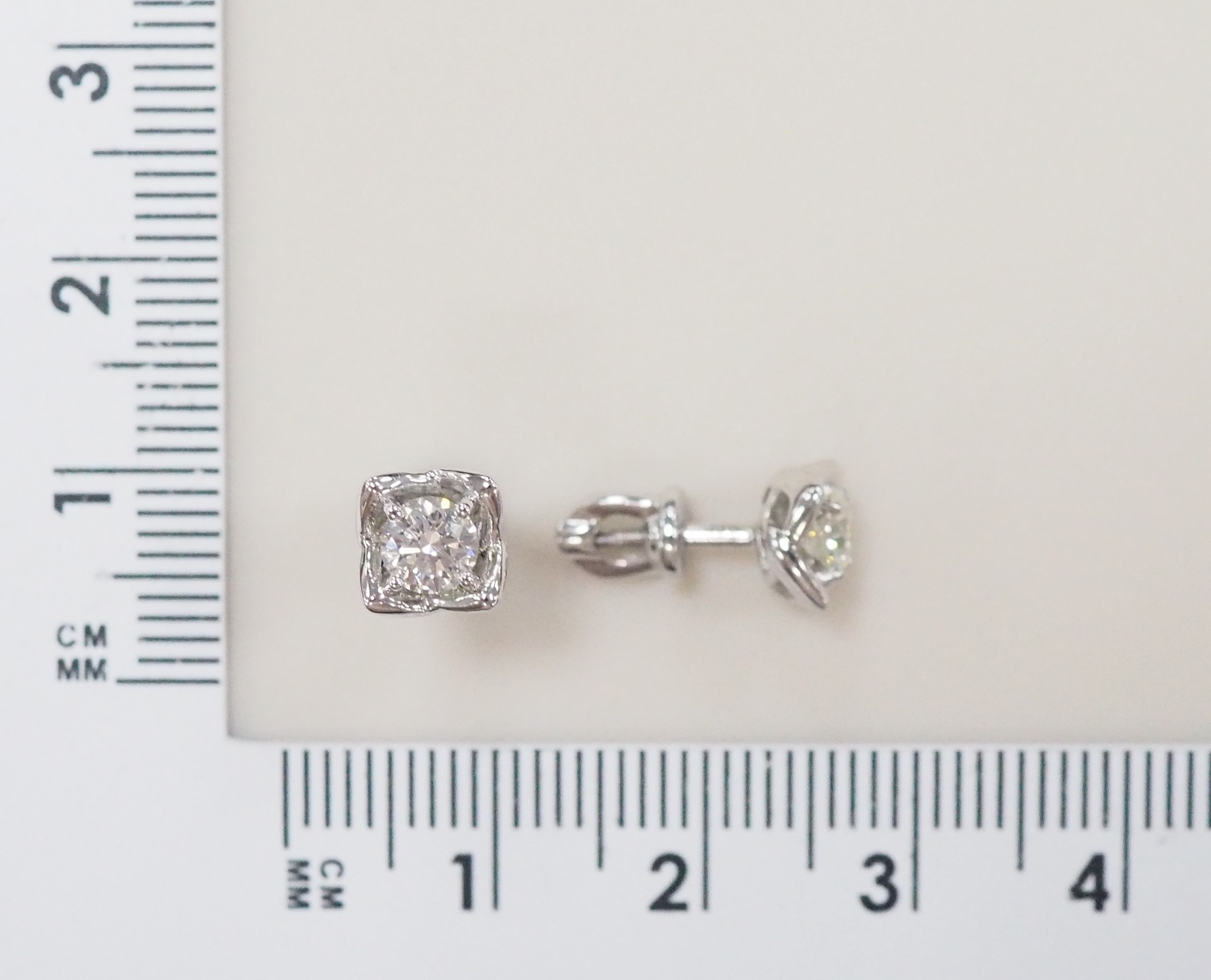 Серьги-пусеты из белого золота с бриллиантами